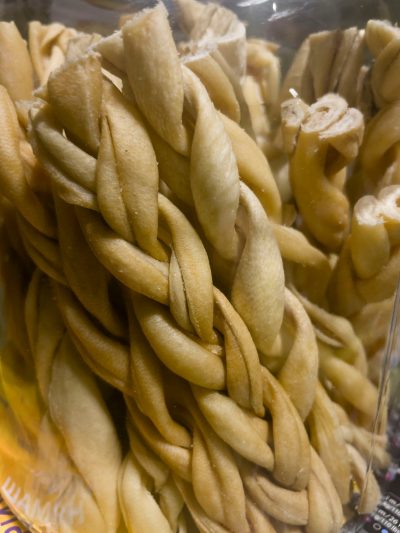 Натурално лакомство за кучета - Плетена кожа от агнешка глава (бр.)